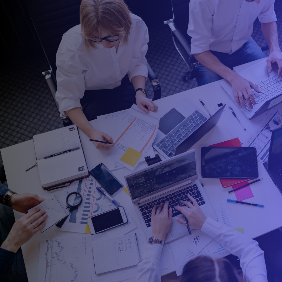 persone lavorano al pc